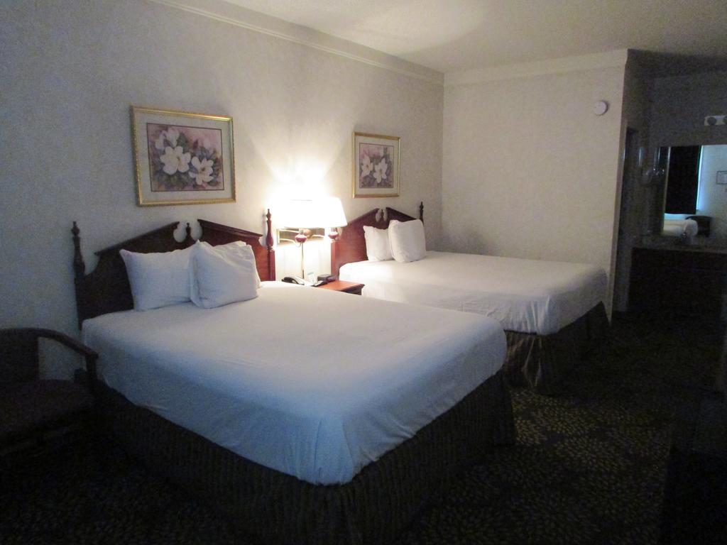 Plantation Oaks Hotel Millington Room photo